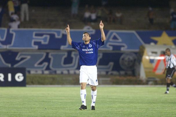 Fred em ação pelo Cruzeiro entre 2004 e 2005
