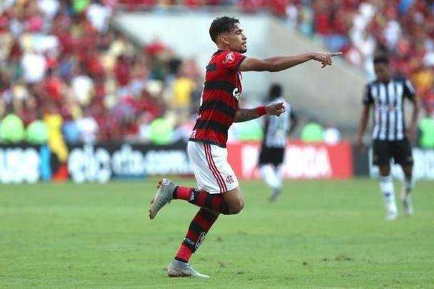 Paquet, de cabea, recolocou o Flamengo em vantagem aos 8 do segundo tempo: 2 a 1