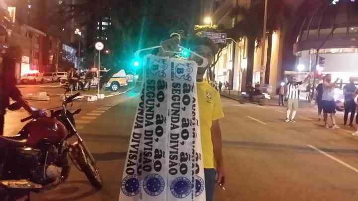 Dezenas de atleticanos celebraram o rebaixamento do Cruzeiro na sede de Lourdes