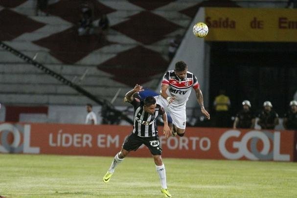 Imagens do jogo entre Santa Cruz e Atltico pelo Brasileiro