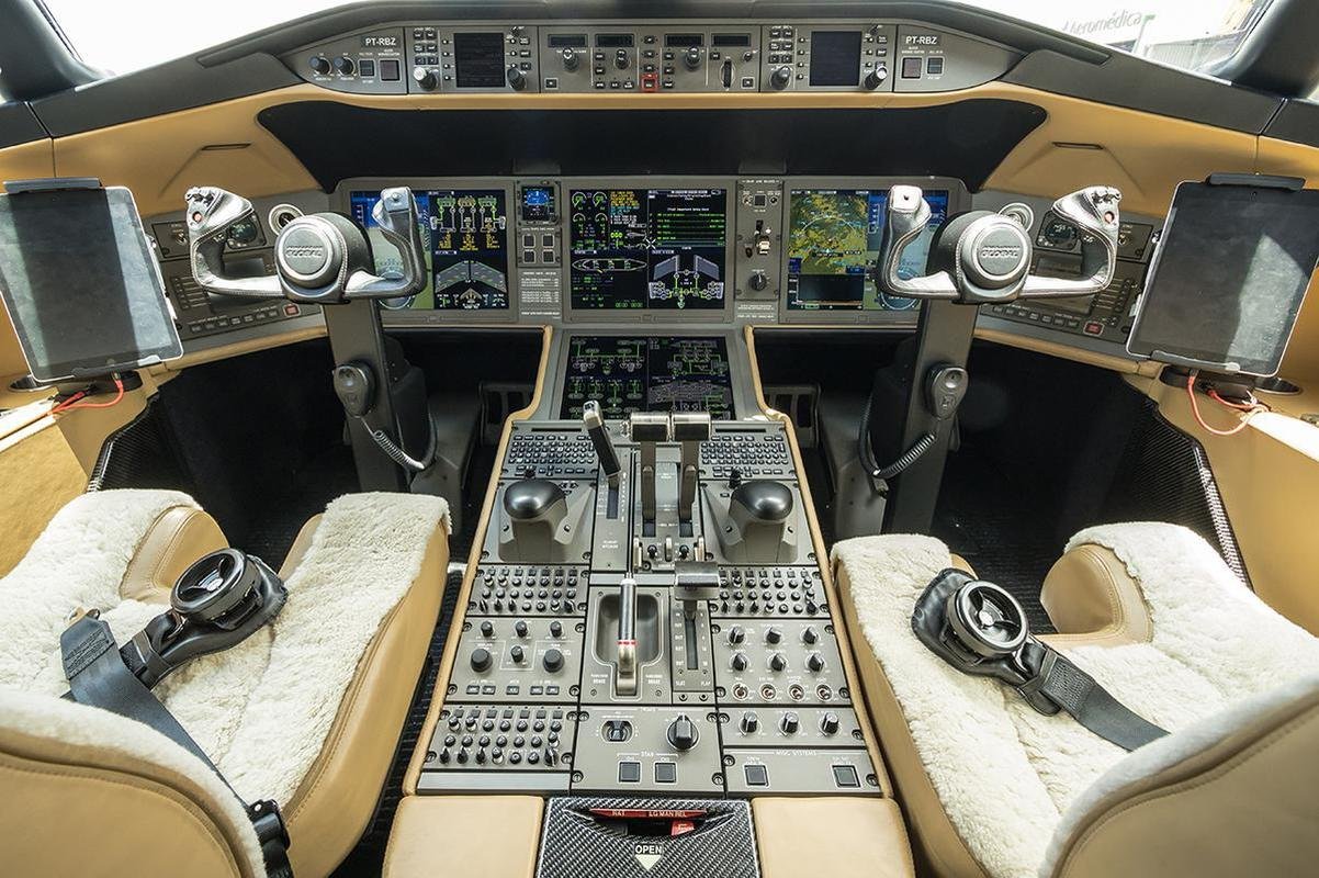 Fotos do avio Bombardier Global 6000. Aeronave pertence a Rubens Menin, mecenas do Atltico, e transportou atacante Diego Costa de So Paulo a BH