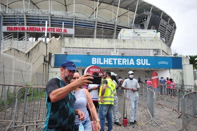 Bahia x Atltico: fotos de torcedores no entorno da Fonte Nova, venda de ingressos e o ambiente para a 'deciso' desta quinta-feira