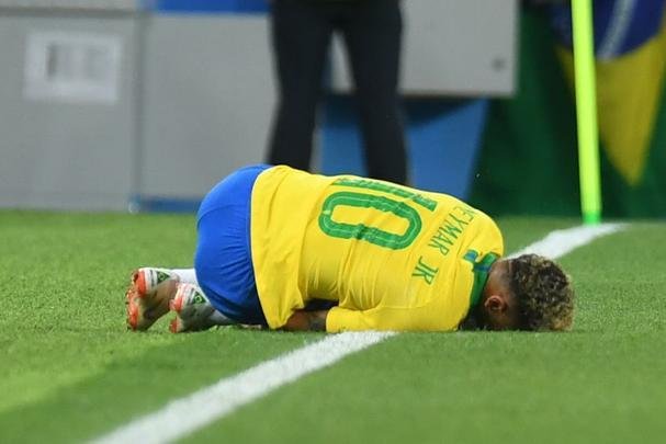 Poucas quedas, assistência e 'ousadia': a atuação de Neymar contra a Sérvia
