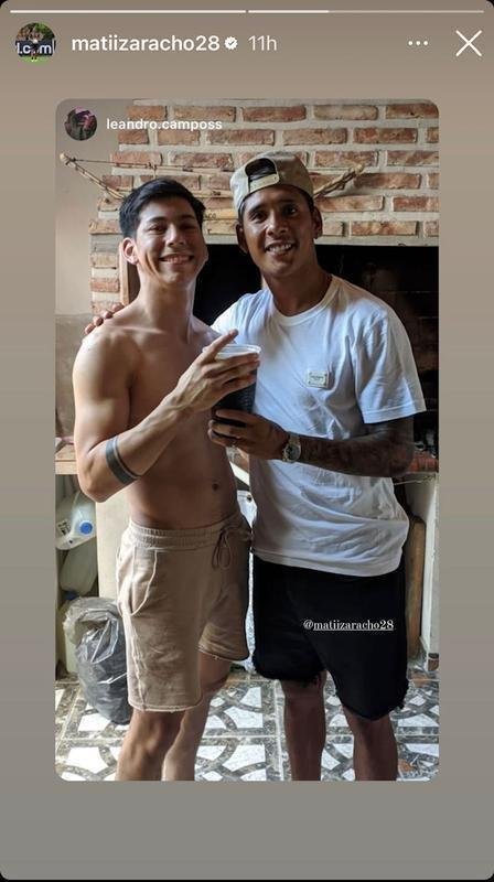 Meio-campista Matas Zaracho com amigo na Argentina.