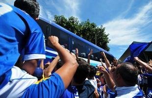 Torcida faz festa em aeroporto para receber o tricampe�o Brasileiro