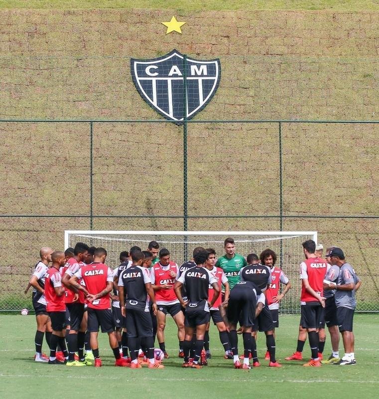 Imagens do treino coletivo comandado por Oswaldo de Oliveira