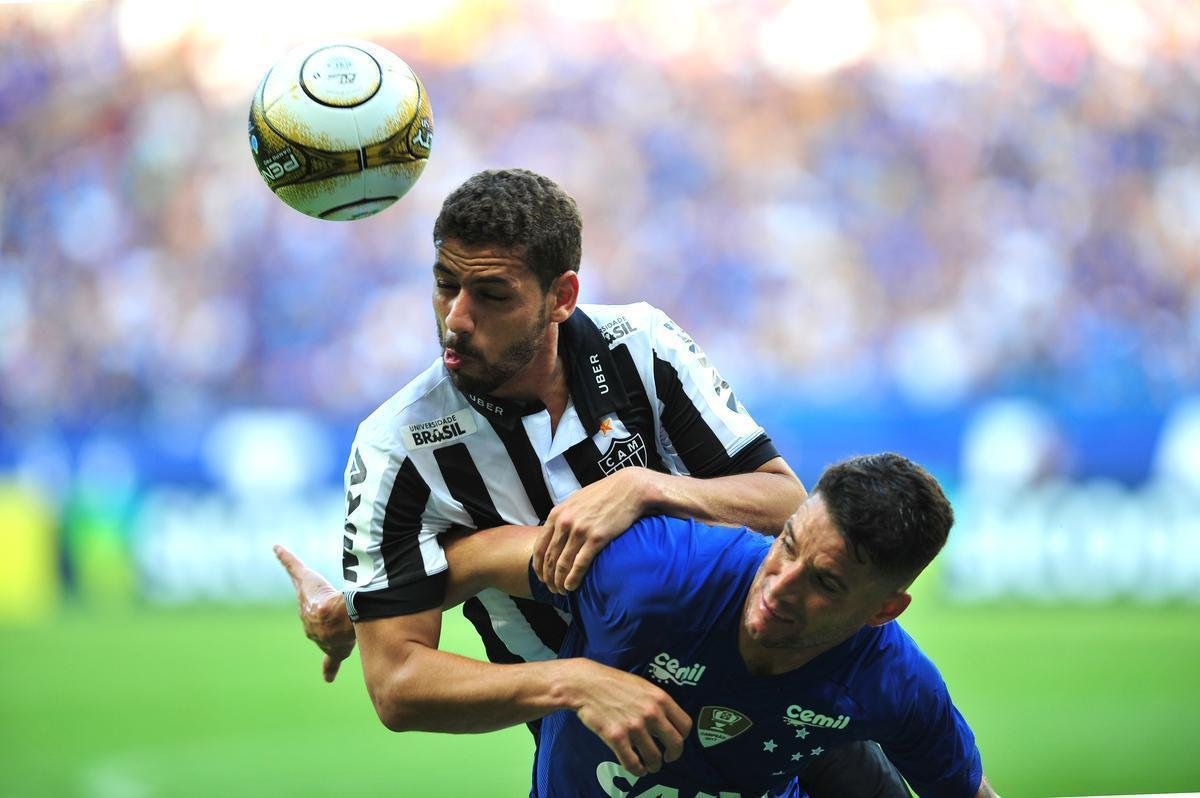 Lances do primeiro tempo do clssico entre Cruzeiro e Atltico, no Mineiro