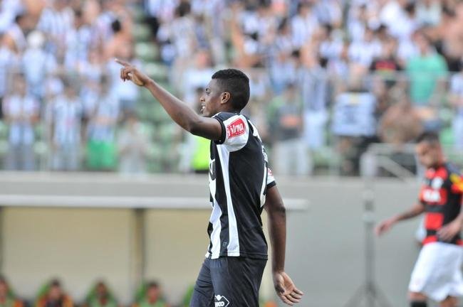 lances do primeiro tempo do jogo entre Atl�tico e Flamengo no Independ�ncia