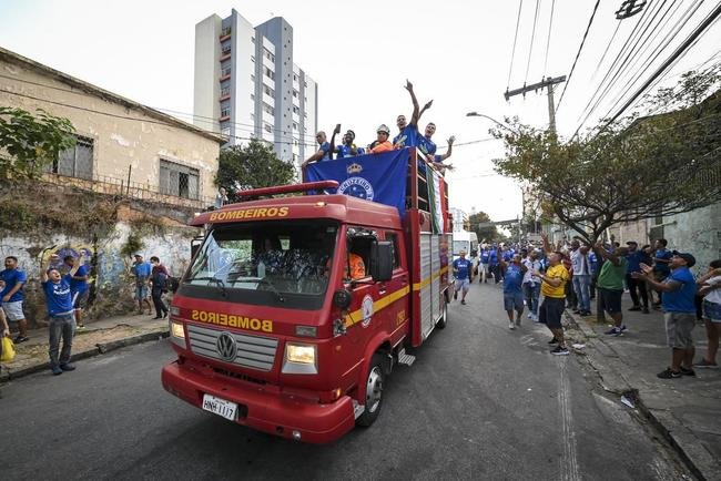 Time de vôlei do Cruzeiro festeja conquista da Superliga nas ruas e no estádio