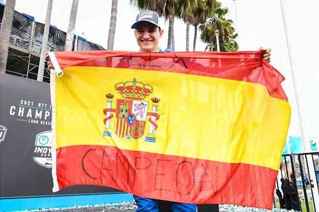 Com a bandeira da Espanha, lex Palou festeja o ttulo da Frmula Indy em Long Beach