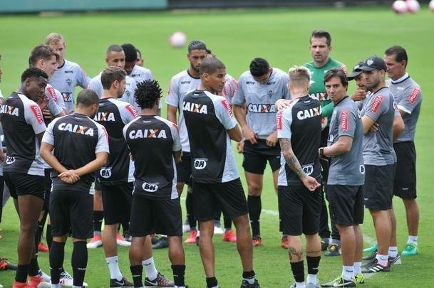 Manh desta sexta-feira foi agitada no Atltico com demisso de Oswaldo e coletiva do presidente