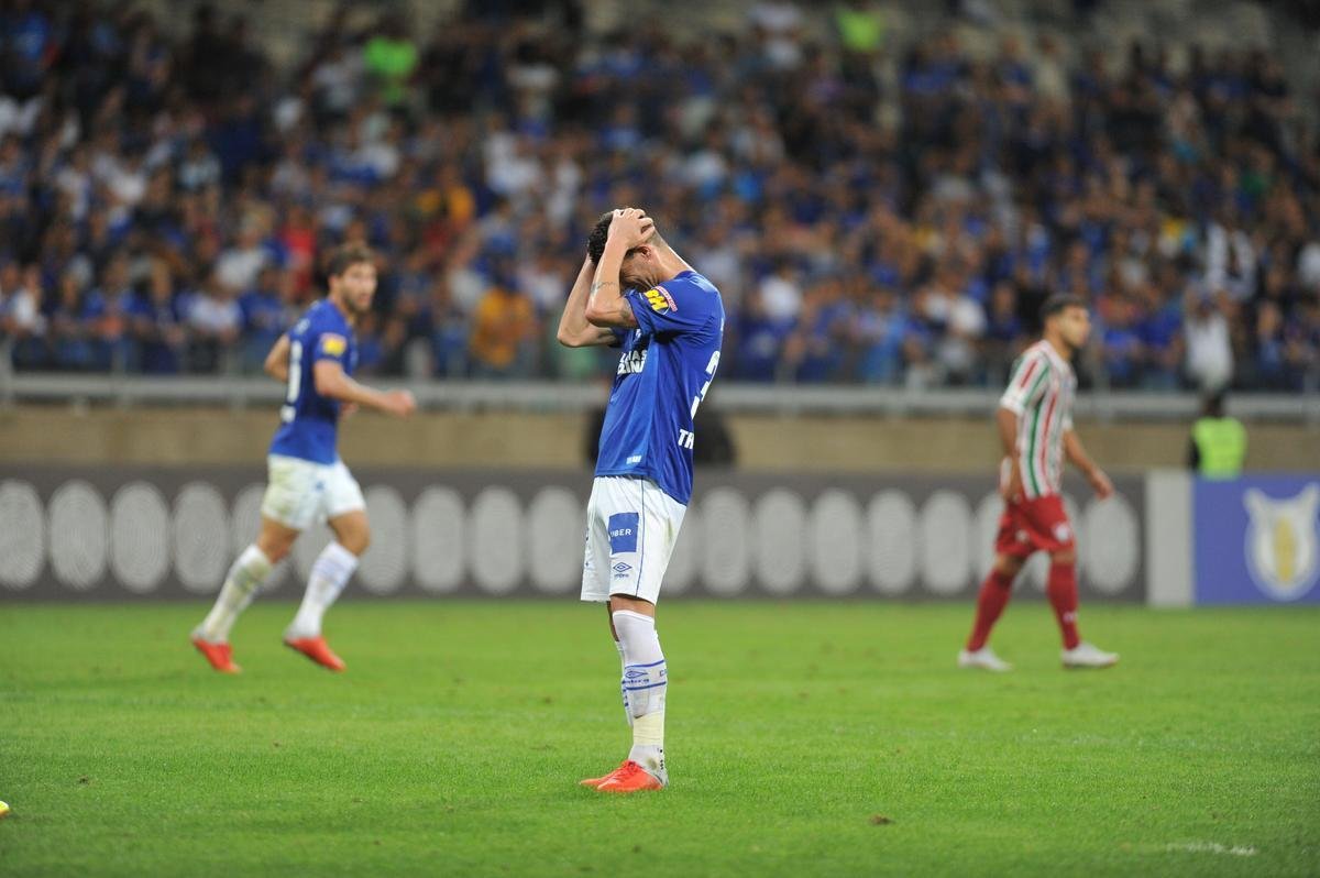 Cruzeiro derrotou Fluminense por 2 a 1, com gols de Raniel e Ayrton Lucas (contra); Henrique, tambm contra, descontou para os cariocas