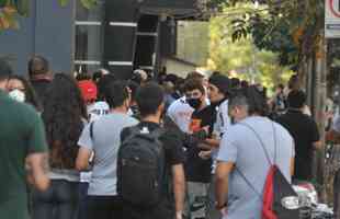 Torcedores do Atltico fazem fila por ingresso para jogo com River Plate