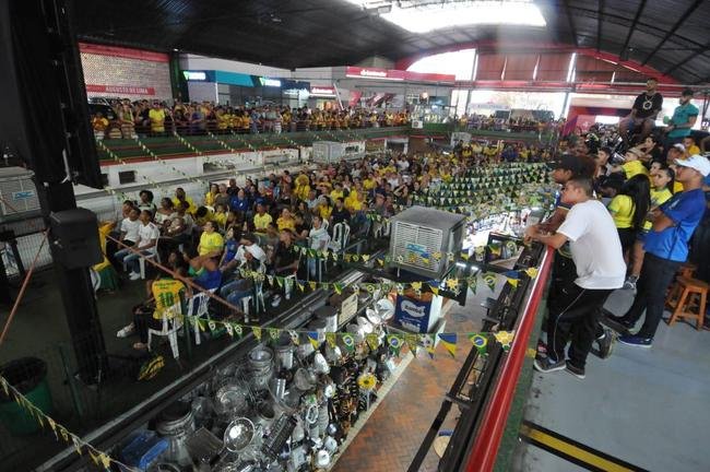No Mercado Central, em BH, torcedores assistem ao jogo do Brasil contra a Sua pelo Grupo G da Copa do Mundo, no Catar