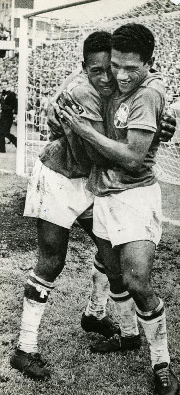 Pel e Garrincha comemoram a conquista do Campeonato Mundial de 1958 na Sucia