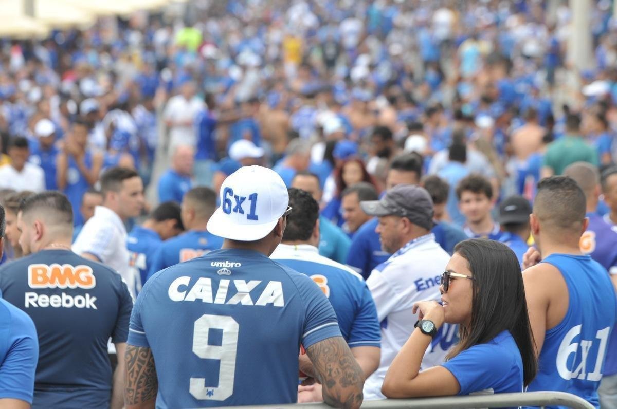 Fotos da torcida do Cruzeiro no primeiro clssico da final do Mineiro, contra o Atltico, no Mineiro