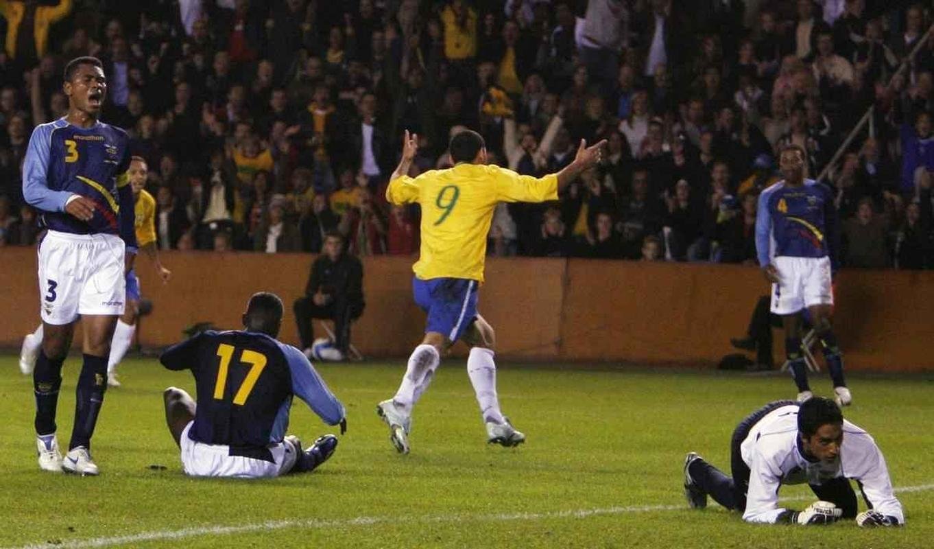Fred estreou pela Seleo Brasileira em 2005; em 2006, marcou contra o Equador (foto)
