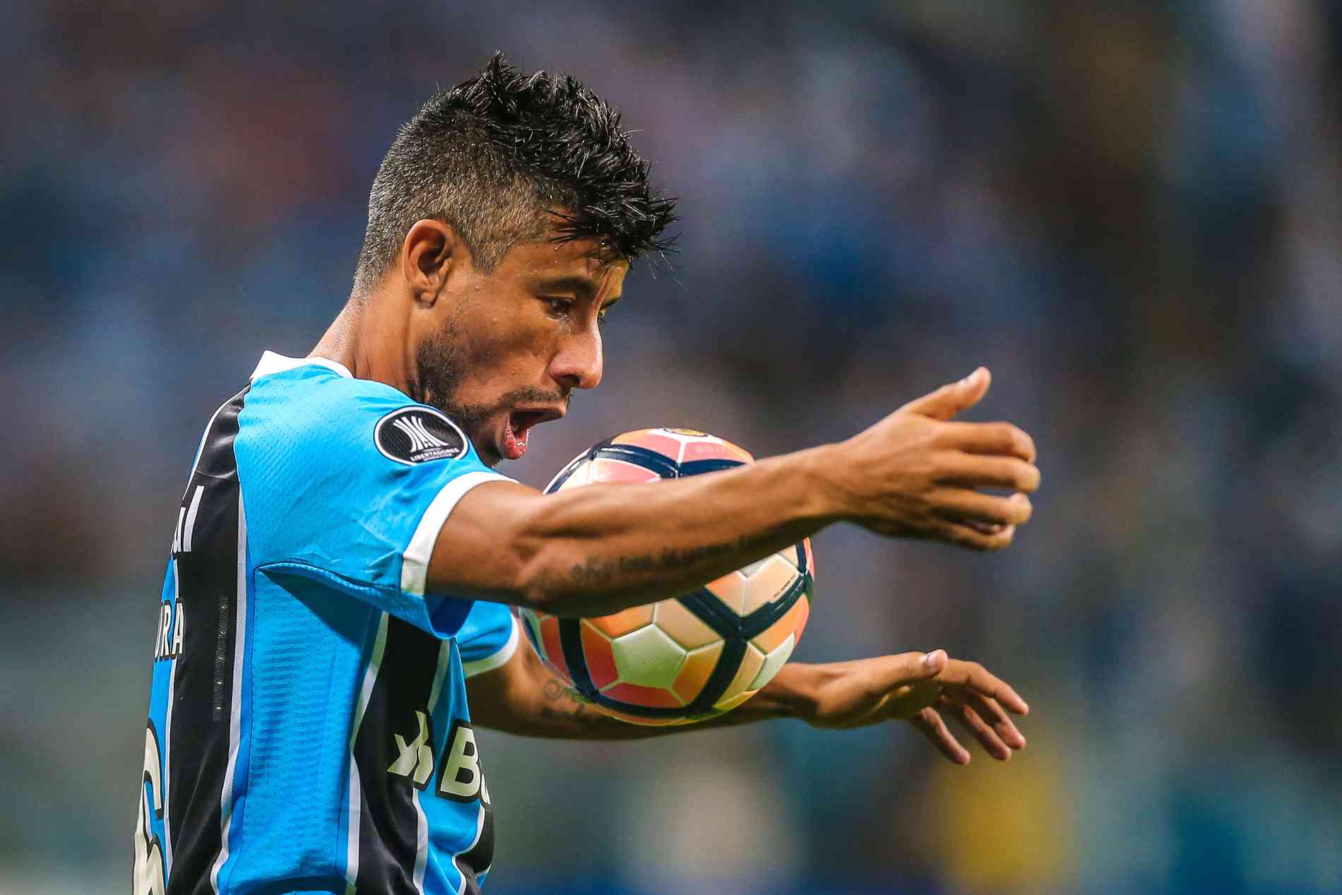 Com carreira na música, MC Livinho realiza sonho de ser jogador de futebol  - Superesportes