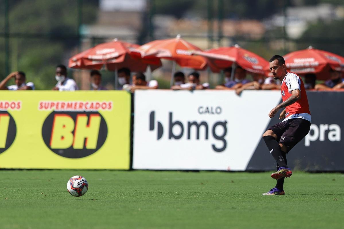 Fotos do coletivo entre profissionais e sub-20 do Atltico