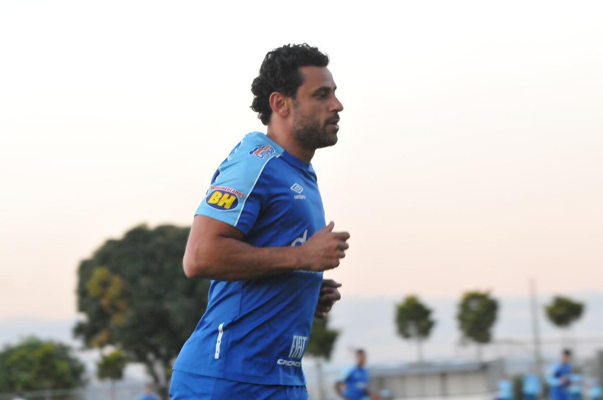 Cruzeiro iniciou sua intertemporada nesta segunda-feira na Toca da Raposa II. Tcnico Mano Menezes contou com elenco completo. Grupo agora comea preparao para decises com Atltico na Copa do Brasil, River Plate na Copa Libertadores e 29 rodadas restantes do Campeonato Brasileiro