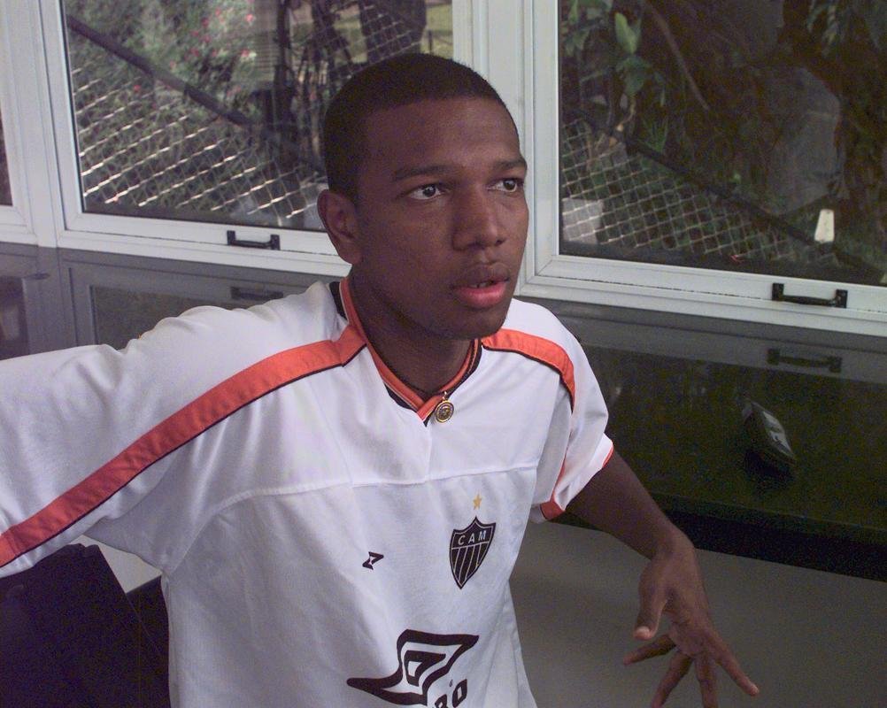 Paulinho - Vendido ao ao Kyoto, do Japo, em 2004, por US$ 1,1 milho (cerca de R$ 3 milhes)