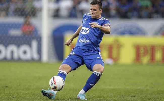 Eduardo Brock é titular e capitão do Cruzeiro