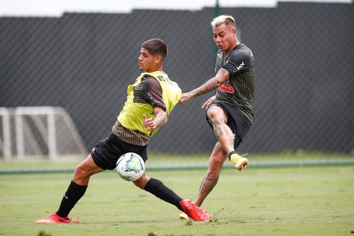 Imagens do primeiro treino de Eduardo Vargas pelo Atltico