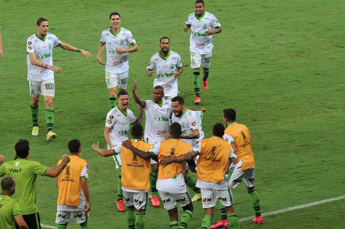 Felipe Azevedo abriu o placar no clssico com um golao em chute de fora da rea, no ngulo esquerdo de Everson: 1 a 0 Amrica