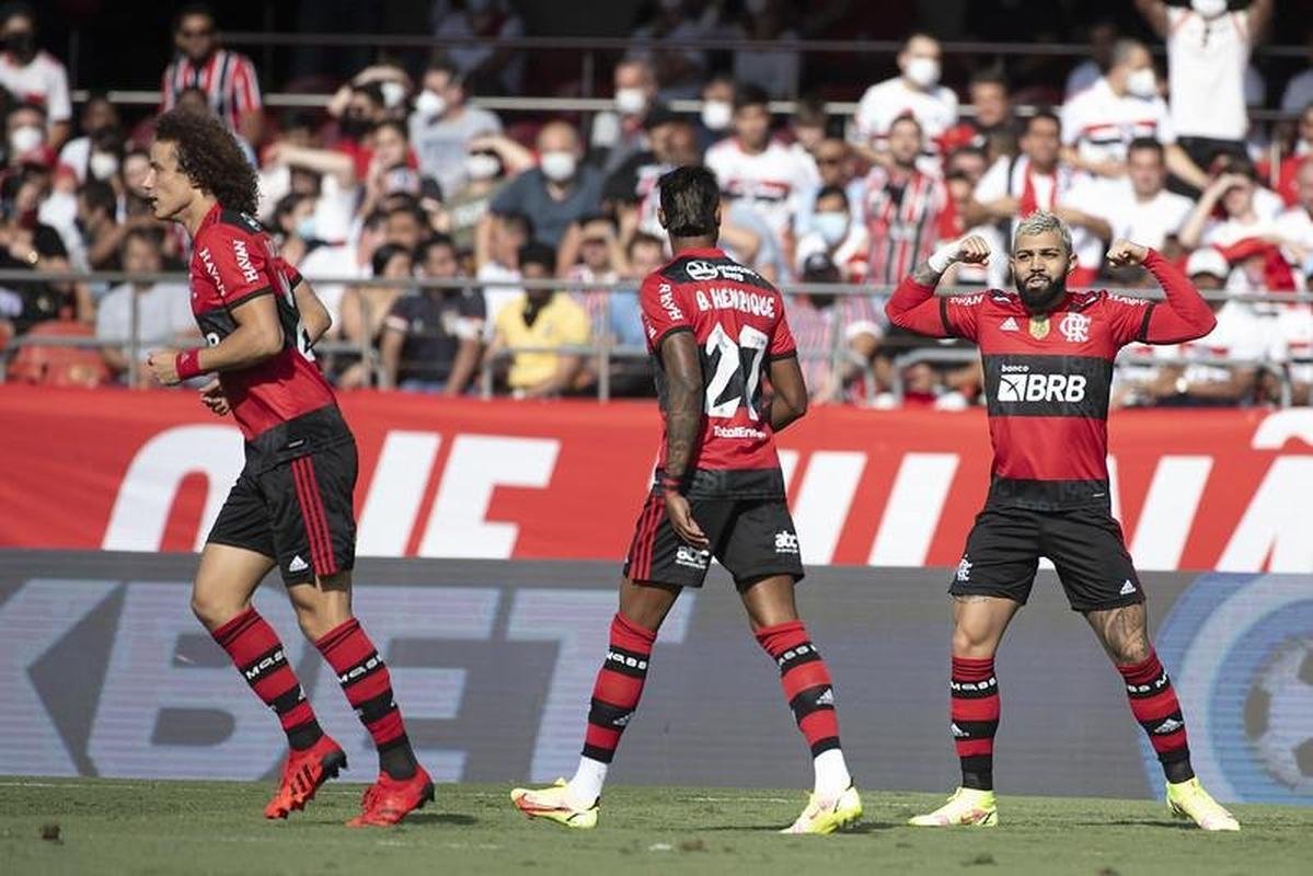 Flamengo massacrou So Paulo em pleno Morumbi e mantm sonho de conquistar o Campeonato Brasileiro, apesar de grande vantagem do Atltico