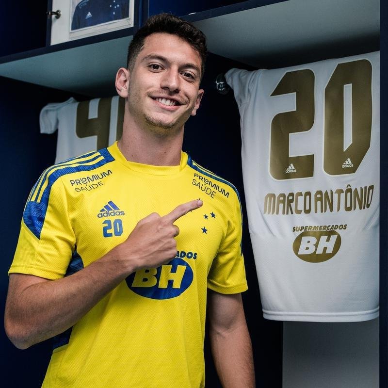 Cruzeiro lanou camisa branca, com detalhes em dourado, nesta quinta-feira (6 de maio)