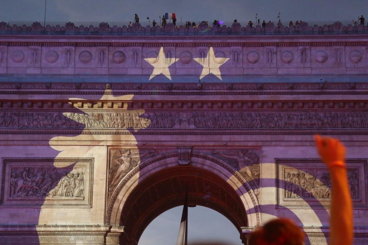 Quando a noite chegou, Paris ficou ainda mais linda: Torre Eiffel foi iluminada com as cores da bandeira francesa e Arco do Triunfo recebeu projees com rostos dos campees