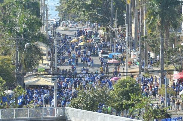 Imagens das torcidas de Cruzeiro e So Paulo no Mineiro