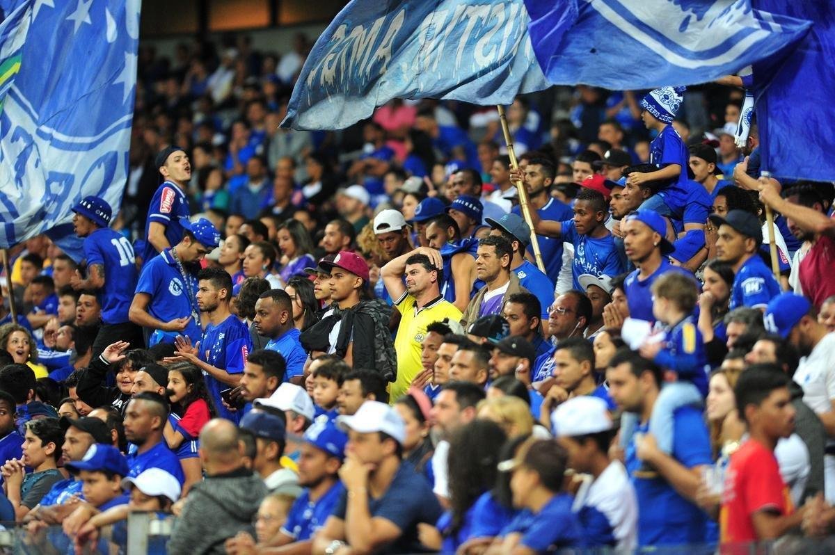 As reaes da torcida do Cruzeiro e do tcnico Mano Menezes com mais uma derrota do Cruzeiro no Campeonato Brasileiro. Neste sbado, time celeste foi batido pelo Athletico-PR por 2 a 0, com gols de Jonathan e Bruno Guimares