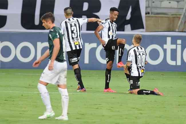 Keno deu as duas assistncias da vitria sobre o Palmeiras