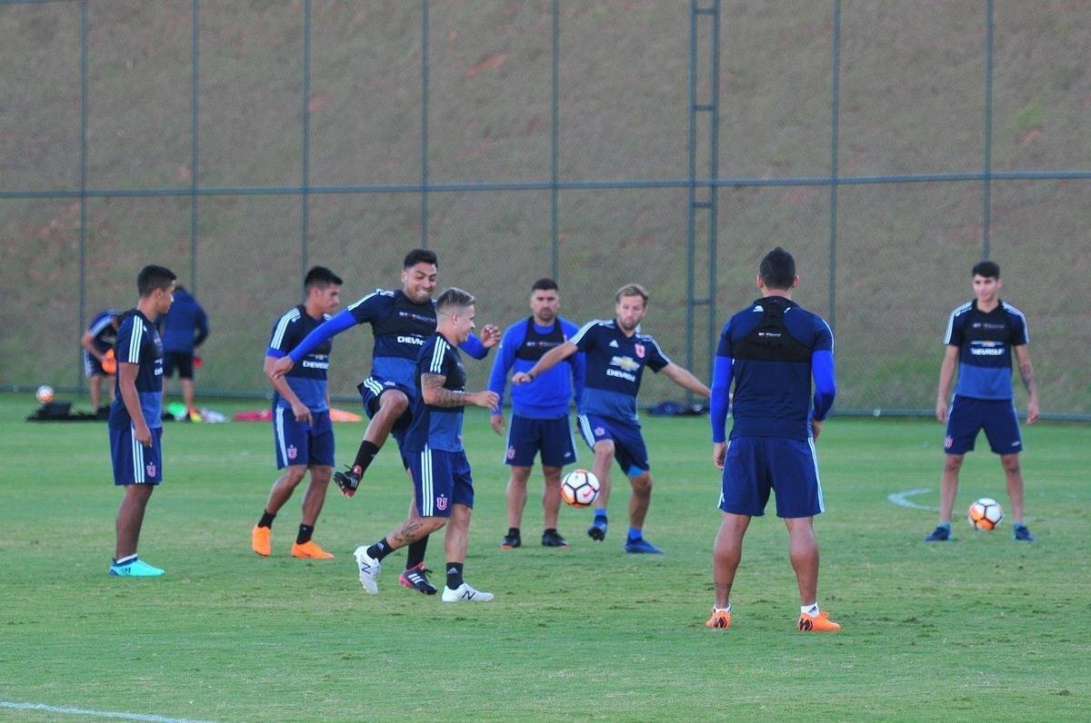 Elenco da Universidad de Chile treinou nesta tera-feira  tarde na Cidade do Galo, em Vespasiano. Time chileno se prepara para enfrentar o Cruzeiro na quinta, s 19h15, no Mineiro, pela Copa Libertadores. Tcnico Angel Guillermo Hoyos ter retornos do zagueiro Jara e do lateral-esquerdo Beausejour