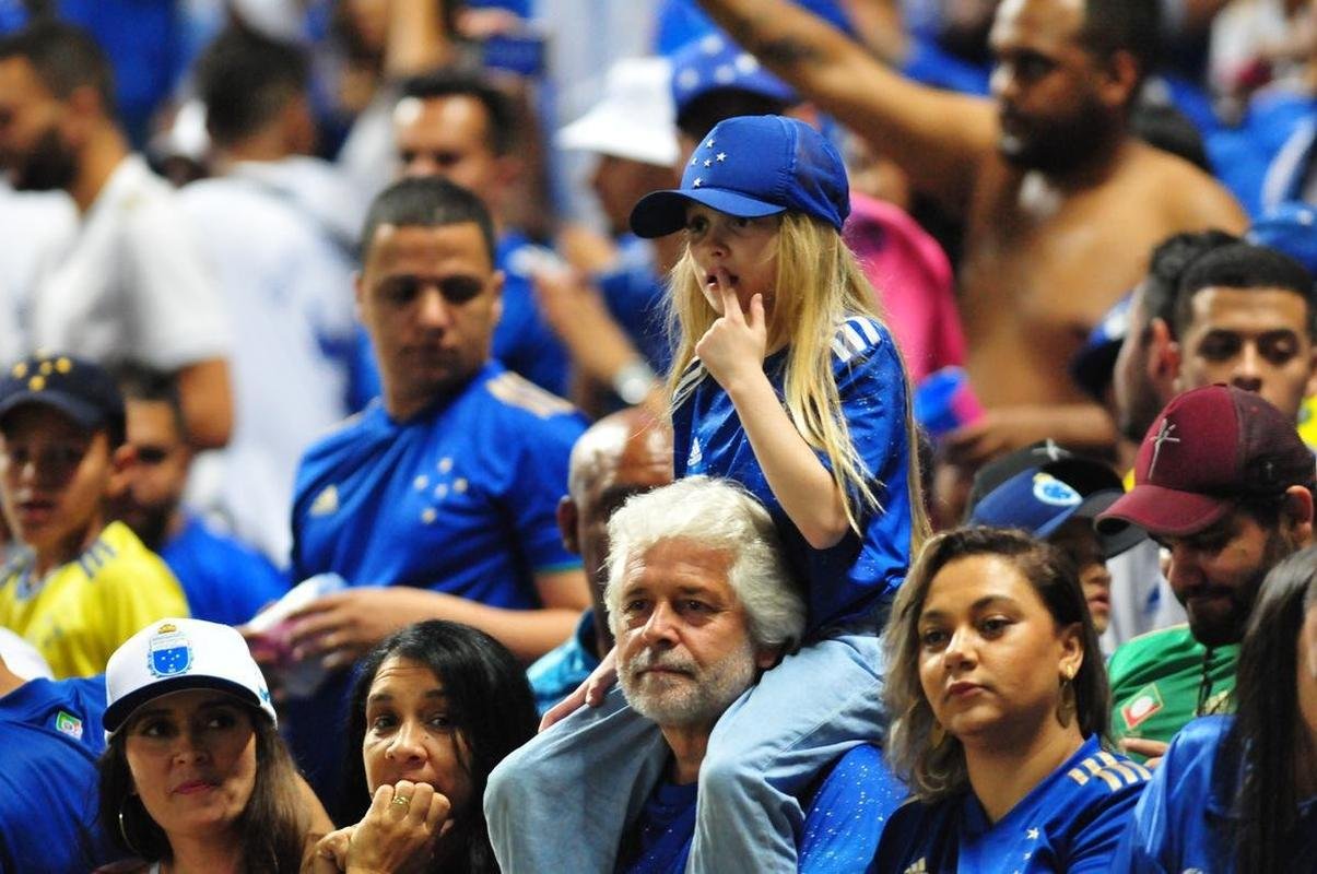 Fotos da torcida do Cruzeiro no Mineiro na partida contra o Ituano pela Serie B. Foi o primeiro encontro dos cruzeirenses com o time aps a confirmao do ttulo nacional