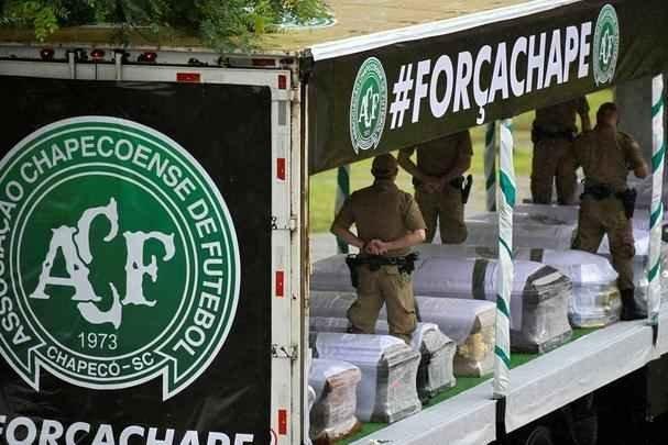 Momento da chegada dos caixões à Arena foi tocante