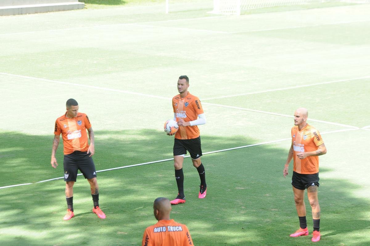 Treino do Atltico nesta segunda-feira, na Cidade do Galo, contou com a volta do meia  Juan Cazares. Direo no chegou a acordo para vend-lo a clube saudita. Tcnico Rafael Dudamel relacionou 23 jogadores para a viagem a Santa Fe, local da estreia na Sul-Americana, quinta-feira, contra o Unin-ARG. Jogador equatoriano ficou fora da lista.