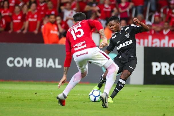 Galo derrotou Internacional no Beira-Rio com gols de Cazares e Terans; D'Alessandro descontou de pênalti