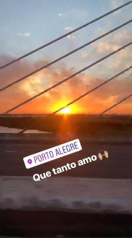 Atacante Rafael Sobis chegou a Porto Alegre com os filhos