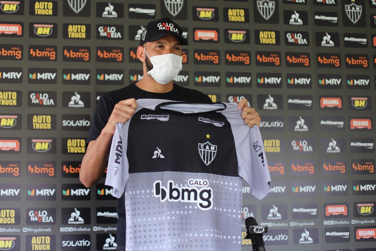 Em meados agosto de 2020, Sampaoli reforou o pedido por contrataes. Ele promoveu uma reformulao no elenco que brigou pelo ttulo brasileiro at as ltimas rodadas. Um dos mais destacados foi o goleiro Everson, ex-Santos, contratado mesmo com Rafael e Victor no elenco.