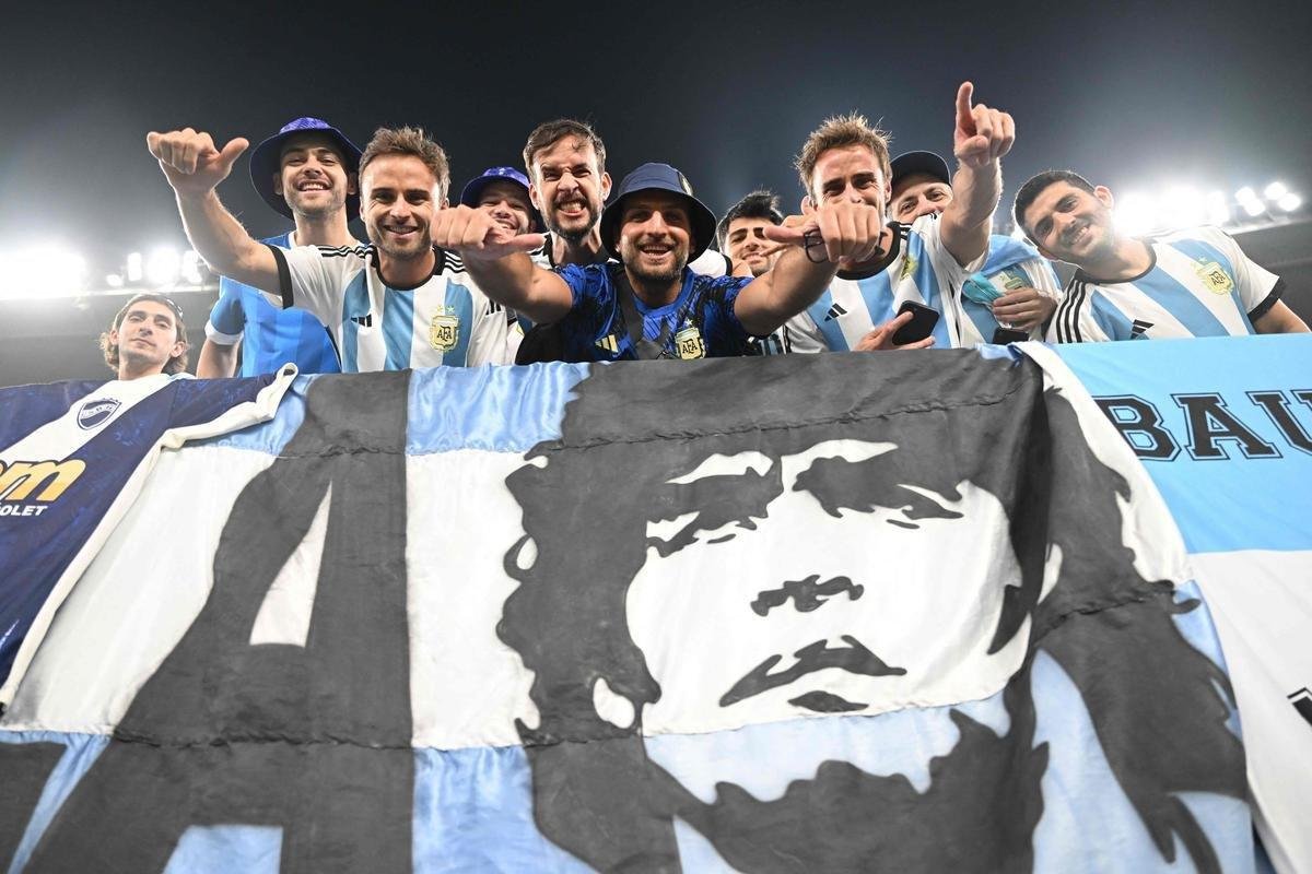 Fotos das torcidas de Argentina e Polnia durante jogo entre as duas selees pelo Grupo C da Copa do Mundo, no Estdio 974, em Doha, no Catar