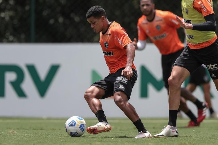 Após a vitória por 2 a 1 sobre o Cuiabá, neste domingo (24), pelo Campeonato Brasileiro, o elenco do Atlético se reapresentou e treinou na tarde desta segunda-feira (25), na Cidade do Galo, em Vespasiano. As atividades visaram o duelo de volta da semifinal da Copa do Brasil, contra o Fortaleza, que ocorrerá na quarta-feira (27). Por ter vencido o jogo de ida por 4 a 0, no Mineirão, o Galo tem vaga encaminhada na decisão do principal torneio mata-mata do país.