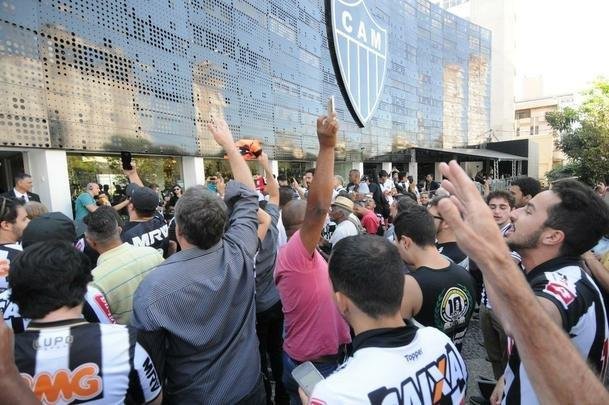 Com festa dos torcedores, Conselho Deliberativo do Atltico aprovou construo do estdio
