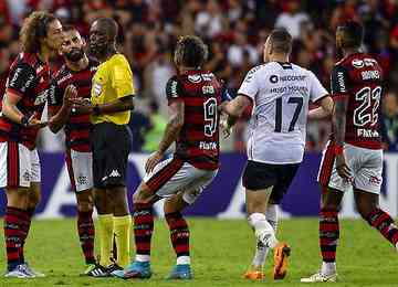 Luiz Flávio de Oliveira, que apitou empate sem gols no Maracanã, pela Copa do Brasil, e Wagner Reway, que operou o vídeo, são afastados