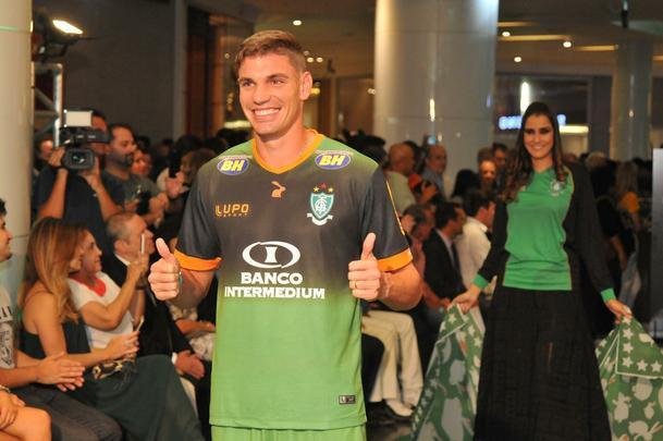 Amrica apresentou coleo de uniformes 2016, desenhados pelo estilista Ronaldo Fraga e produzidos pela Lupo