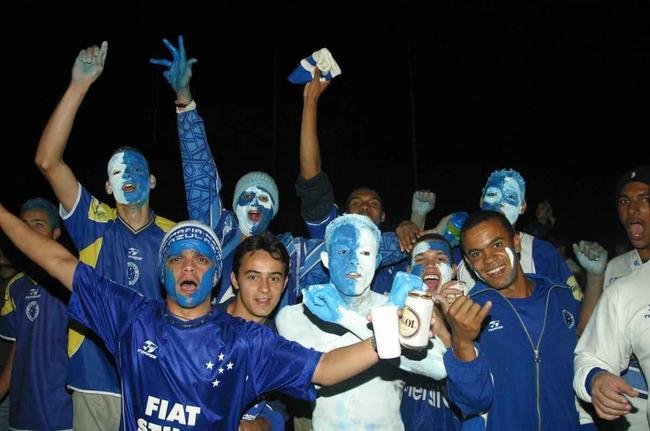Em junho de 2003, o Cruzeiro deu o segundo passo para alcan�ar a in�dita Tr�plice Coroa. No dia 11 daquele m�s, no Mineir�o, o time dirigido por Vanderlei Luxemburgo conquistou a Copa do Brasil ao derrotar o Flamengo por 3 a 1. Os gols foram de Deivid, Aristiz�bal e Luis�o. Alex n�o marcou, mas voltou a dar show em campo, assim como j� havia feito no empate por 1 a 1 no duelo de ida, no Maracan�, quando fez gol de letra. Aquele foi o quarto t�tulo celeste no torneio de mata-matas e deu ainda mais confian�a ao elenco para tamb�m faturar o Brasileir�o no segundo semestre de 2003.