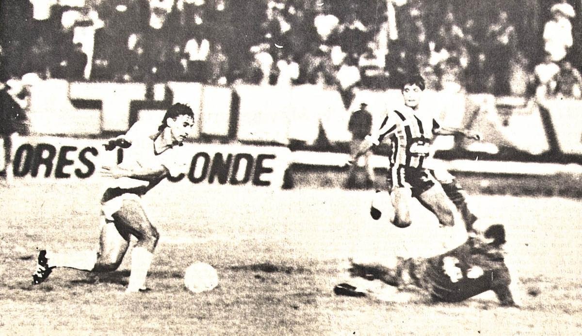 Em 1989, Santa Cruz em ação contra o Náutico pelo Campeonato Pernambucano com a camisa tricolor em listras verticais feita pela Adidas