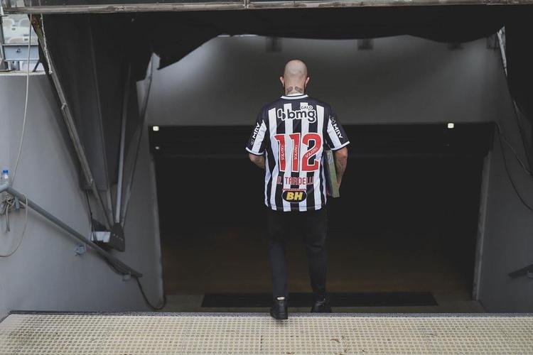 Maio/2021 - Uma semana após o título mineiro, o Atlético estreou no Campeonato Brasileiro com derrota para o Fortaleza por 2 a 1, no Mineirão. O jogo, no entanto, ficou marcado pela despedida do ídolo Diego Tardelli, que não teve o seu contrato renovado pelo clube. O jogador foi contratado para a sua terceira passagem pelo Galo em 2020, mas não conseguiu cumprir as expectativas e sofreu com uma grave lesão. No total, Tardelli fez 230 jogos e marcou 112 gols pelo Galo.