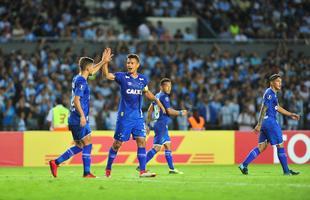 Fotos do primeiro tempo de Racing e Cruzeiro, no El Cilindro, pela Copa Libertadores. Arrascaeta empatou para o Cruzeiro, de cabea, aps cruzamento de Egdio